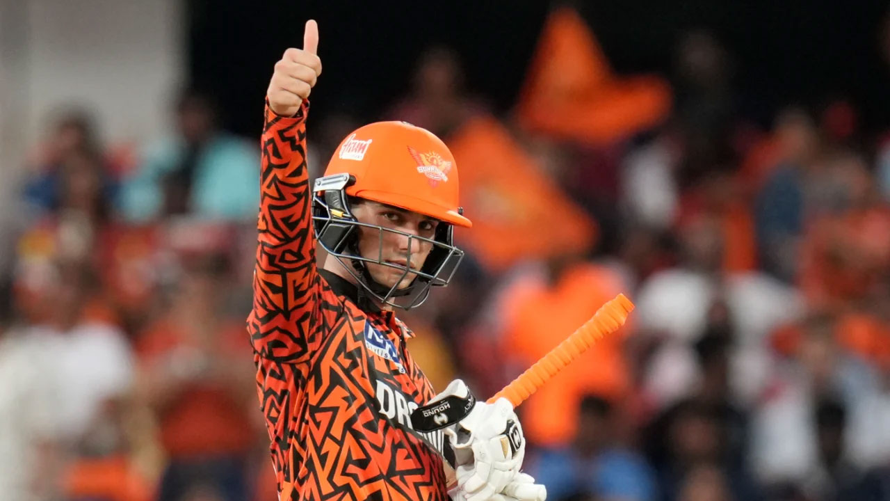 কোহলিকে টপকে ছক্কার রেকর্ড আভিষেকের