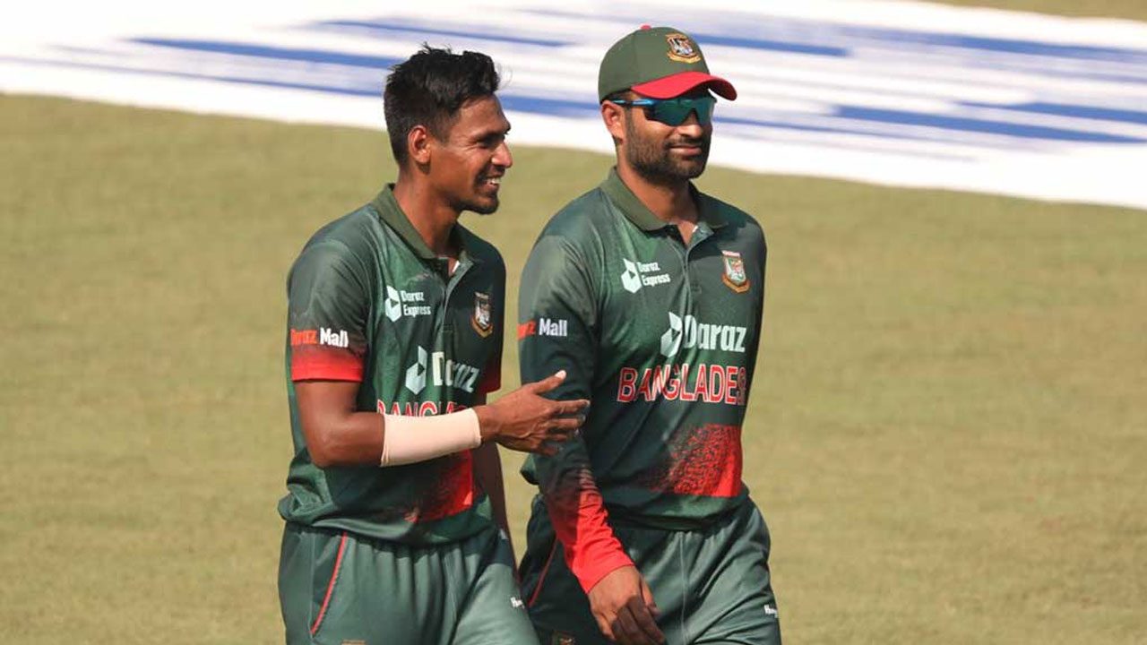 ধোনির ছোঁয়ায় যেভাবে ফিরে এসেছে মুস্তাফিজ জানালেন তামিম