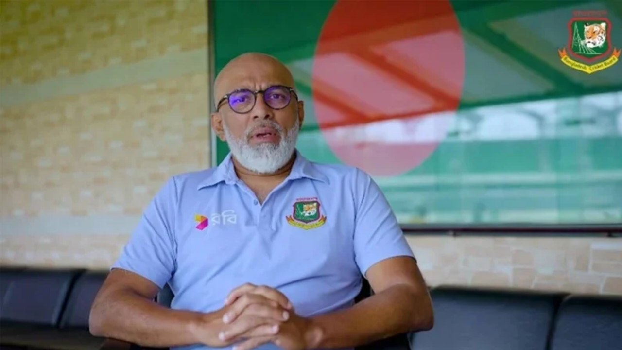 ব্যার্থ বিশ্বকাপ শেষে ক্রিকেটার থেকে বোর্ড কর্তা সবার কাঠগড়ায় হাথুরুসিংহে