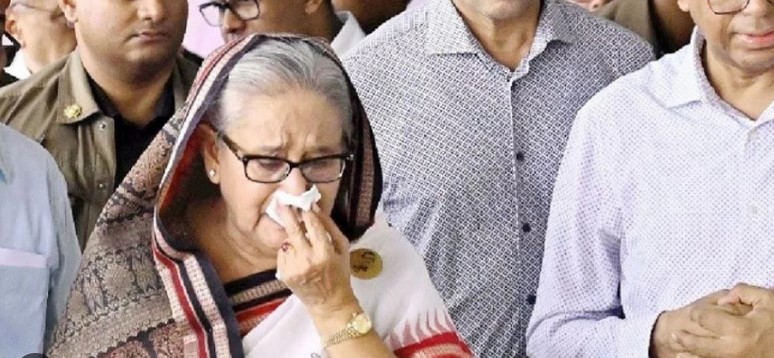সেনাবাহিনীর যে বার্তা পেয়ে দেশত্যাগের সিদ্ধান্ত নেন শেখ হাসিনা
