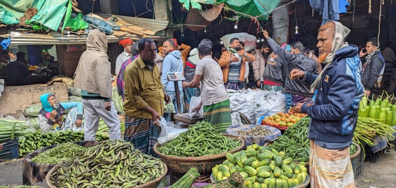 সরকারের পতন হতে না হতেই সবজির বাজারসহ অন্যান্য বাজারে ফিরেছে সস্থি