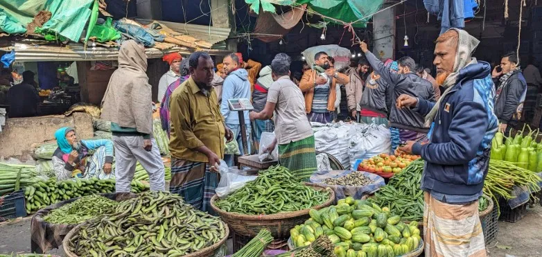 সরকারের পতন হতে না হতেই সবজির বাজারসহ অন্যান্য বাজারে ফিরেছে সস্থি