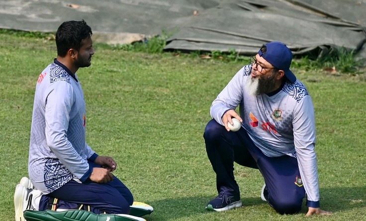চলমান পরিস্থিতিতে প্রশংসা করে সাকিবের পাশে দাঁড়ালেন মুশতাক আহমেদ
