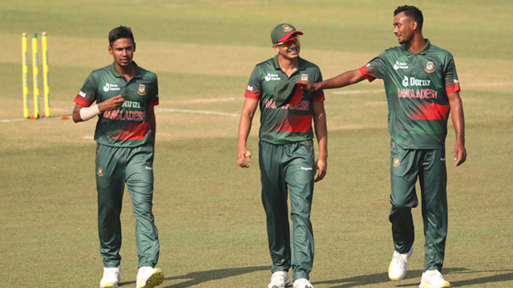 পাকিস্তানের বিপক্ষে কয়জন পেসার নিয়ে খেলবে বাংলাদেশ বললেন বোলিং কোচ মুশতাক