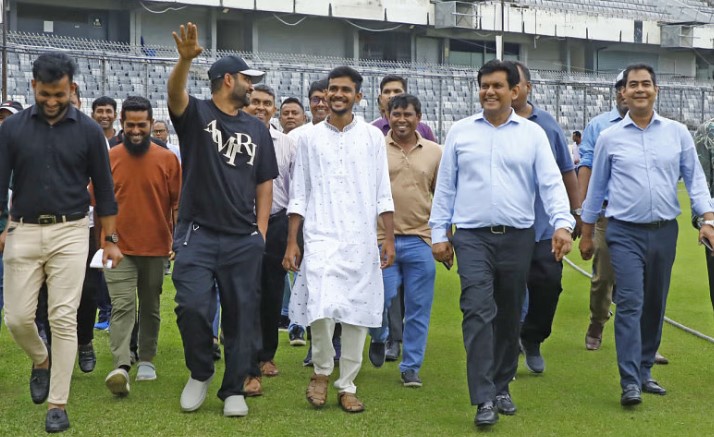 ক্রীড়া উপদেষ্টা আসিফ মাহমুদের সঙ্গে তামিম ইকবাল, কিসের ইঙ্গিত দিলেন, এ ব্যাপারে যা বলল বিসিবি
