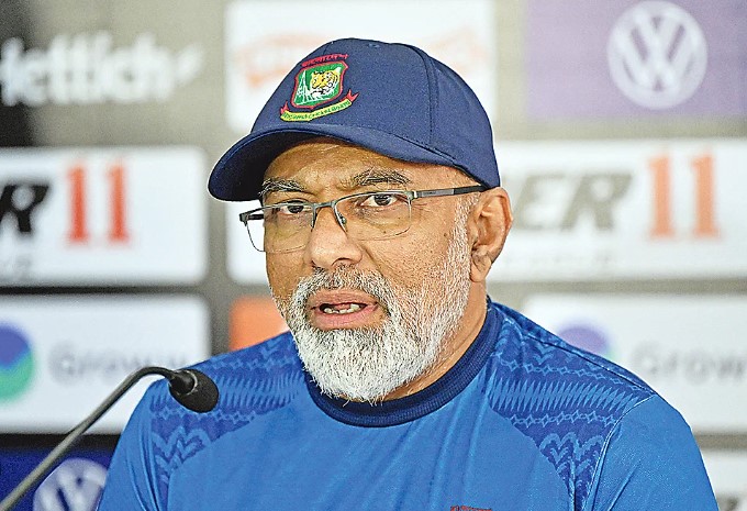 হাথুরু সিংহের ভাগ্য নির্ভর করছে যার উপরে, নিজেই দিলেন তার ব্যাখ্যা
