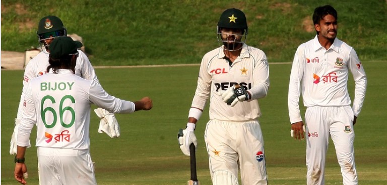 টানা উইকেট হারিয়ে চাপে পাকিস্তান, দেখে নিন সর্বশেষ স্কোর