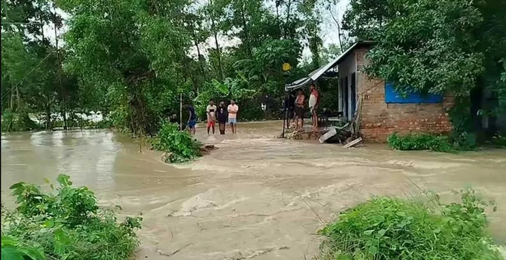 সারাদেশে বন্যাঃ কন্ট্রোল রুম খুলল দুর্যোগ মন্ত্রণালয়, যে নাম্বারে কল করে পাবেন সাহায্য
