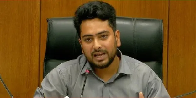 আগাম সতর্ক না করে বাঁধ খুলে দেওয়ায় কঠিন হুশিয়ারি সংকেত দিলেন: উপদেষ্টা নাহিদ ইসলাম
