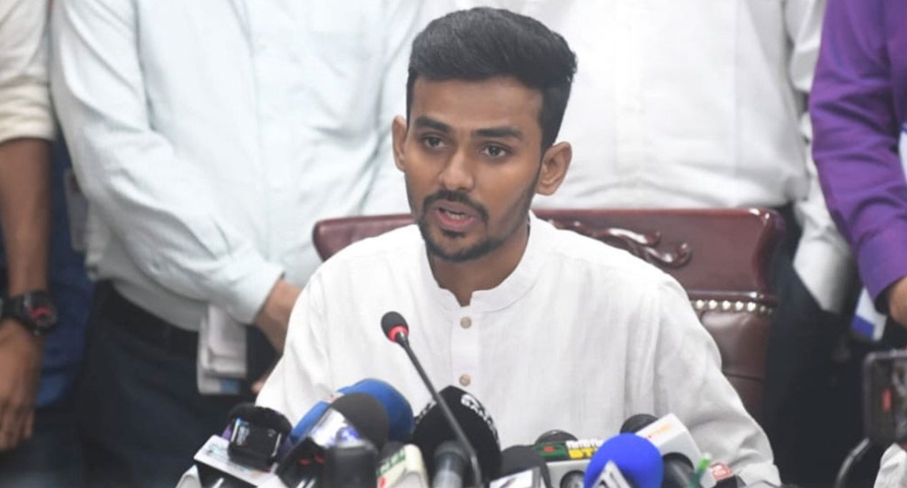 সাংবাদিকদের সাথে জরুরি প্রেস ব্রিফিংয়ে ক্রীড়া উপদেষ্টা আসিফ মাহমুদ, যা জানা গেল
