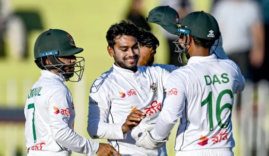 মিরাজের আগুন ঝরা বোলিংয়ে পাত্তাই পায়নি পাকিস্তানি ব্যাটাররা, দেখেনিন যত উইকেট পেল মিরাজ
