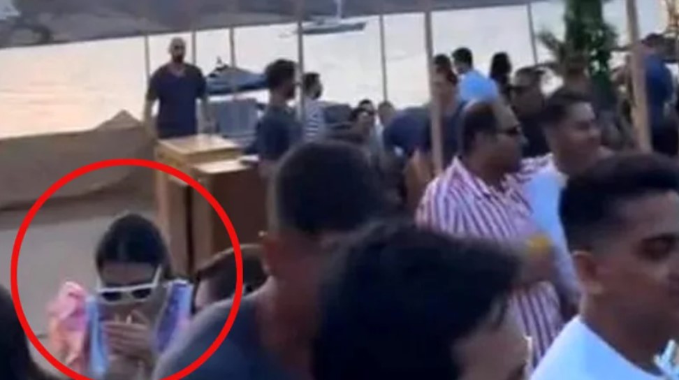 প্রকাশ্যে ধূমপান করায় তারকা ক্রিকেটারের স্ত্রী, কঠিন সমালোচনার মুখে পরে তোলপাড় নেটদুনিয়া
