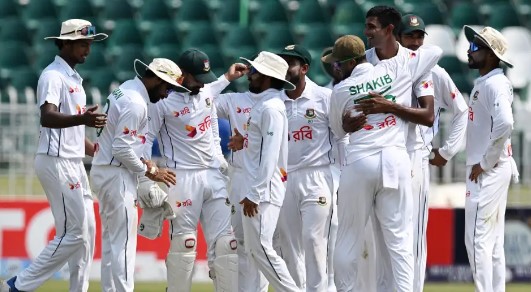 অল আউটের পথে পাকিস্তান, মধ্যাহ্ন বিরতি শেষে দেখে নিন কত রানে এগিয়ে পাকিস্তান
