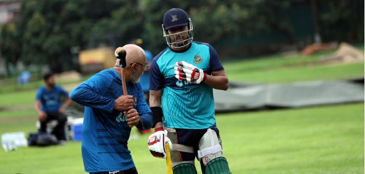 ক্রিকেটারদের লা’থি মারলেন হাথুরুসিংহে, তার পিটু’নির শিকার একাধিক ক্রিকেটার

