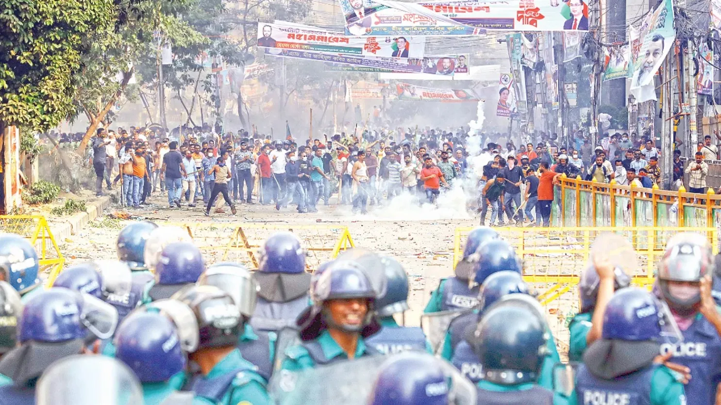 আবার উত্তাল ঢাকাঃ ব্যাপক সংঘ'র্ষ, হা,ম,লা'য় পুলিশসহ আহত অন্ততঃ ৩০
