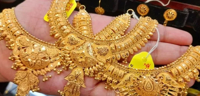 আজ ১৬/০৯/২০২৪ তারিখ, দেখেনিন আজকে বাংলাদেশে ২২ ক্যারেট সোনা ও ২১ ক্যারেট রুপার দাম
