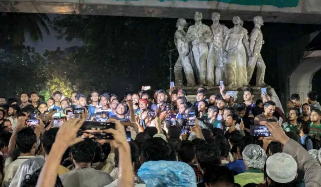 ‘তুমি কে, আমি কে, রাজাকার রাজাকার’ স্লোগানে আবার উত্তাল ঢাকা বিশ্ববিদ্যালয়

