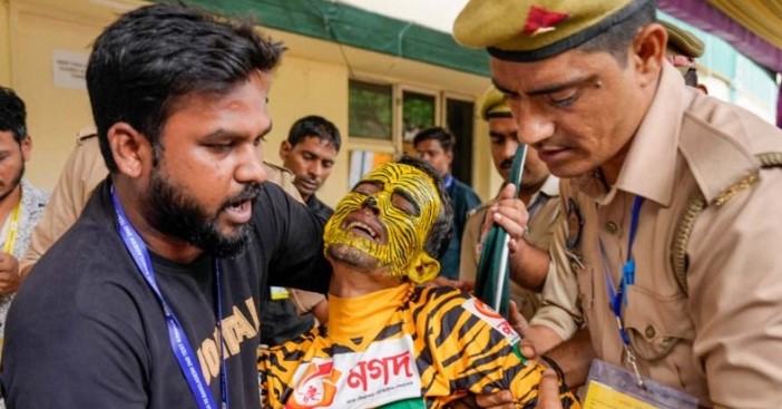টাইগার ভক্ত রবিকে কঠোর শাস্তি দিলো ভারত
