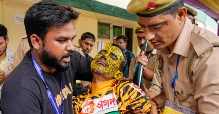 টাইগার ভক্ত রবিকে কঠোর শাস্তি দিলো ভারত
