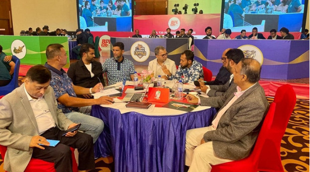 নিলামে কোটি কোটি টাকা খরচ করে বিশ্বসেরা ক্রিকেটার নিয়ে দল গড়লো বরিশাল