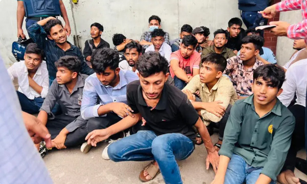 এইমাত্র পাওয়া : সচিবালয় থেকে আটক ৫৩ জন শিক্ষার্থী