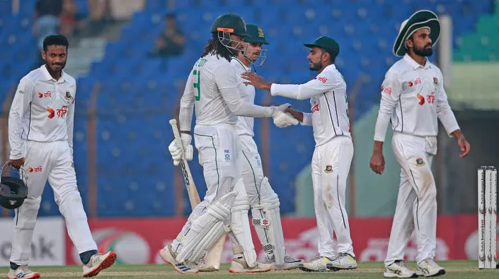 দুর্দান্ত ব্যাটিংয়ে ৫৫০ রান পার করলো দক্ষিণ আফ্রিকা,সর্বশেষ স্কোর