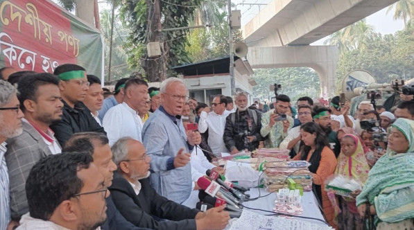 বিএনপি নেতা রিজভীর অবিশ্বাস্য কান্ড : নিজ স্ত্রীর দেয়া শাড়ি ছুড়ে মারলেন তিনি