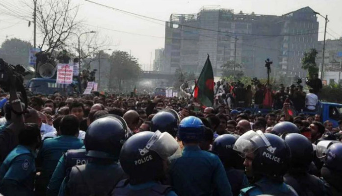 পরিস্থিতি থ*ম*থ*মে : সবকিছু আটকে দিল পুলিশ