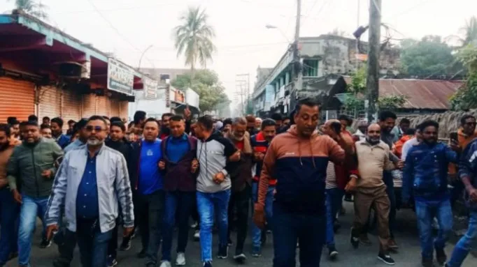যে খবর পেয়ে আনন্দ মিছিল শুরু করে শত শত নেতাকর্মী