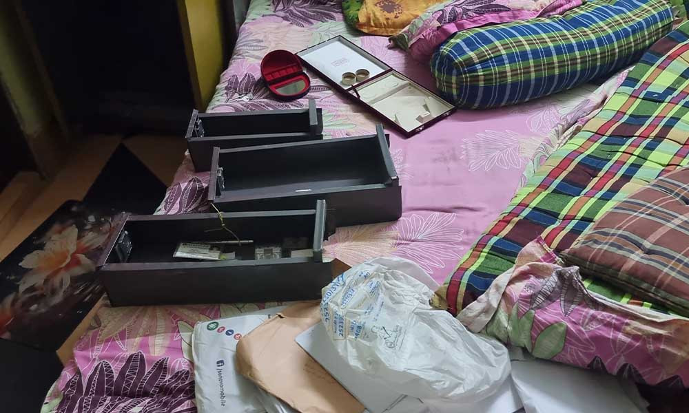 ব্রেকিং নিউজ : বিএনপি নেত্রীর বাসা থেকে চুরি হয়ে গেলো........