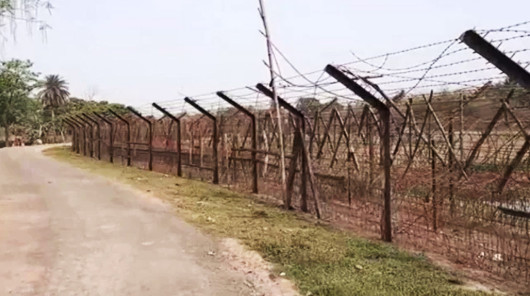 এইমাত্র পাওয়া : আবারও চাঁপাই সীমান্তে উত্তেজনা, ককটেল বি স্ফো র ণ