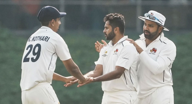 পাল্টে গেলো ক্রিকেটের ১৫২ বছরের ইতিহাস : নতুন বিশ্ব রেকর্ড গড়লেন পেস বোলার