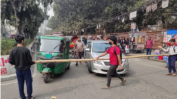 রাজধানীতে সড়ক অবরোধ