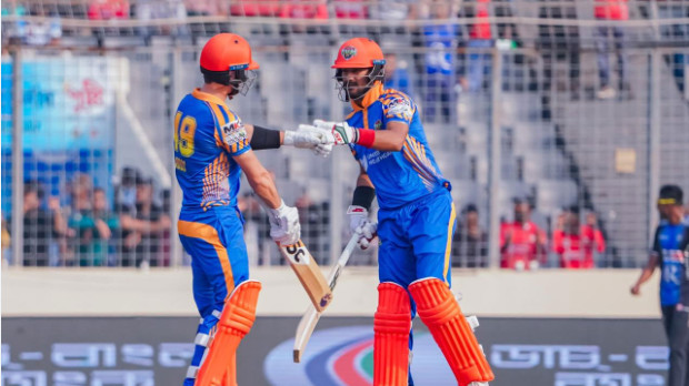 চরম উত্তেজনায় শেষ হলো রংপুর খুলনার বাঁচা মরার লড়াই