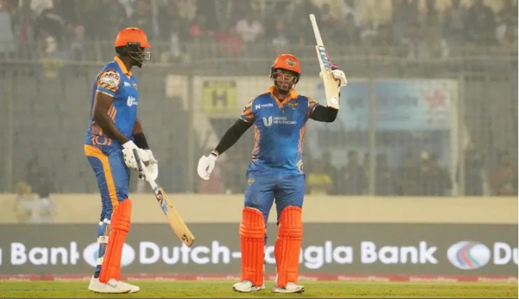 শেষ পর্যন্ত হেটমায়ারের ঝড়ে খুলনার চ্যালেঞ্জিং স্কোর