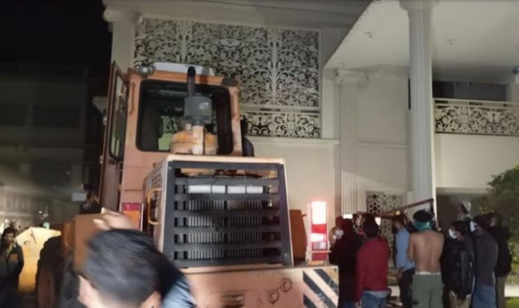 বুলডোজার দিয়ে গুঁড়িয়ে দেওয়া হলো হাসানাত-আমুর বাড়ি