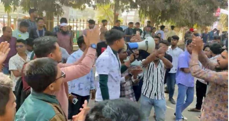 গাজীপুরে উত্তেজনা : জড়ো হচ্ছেন জনতা ও শিক্ষার্থীরা