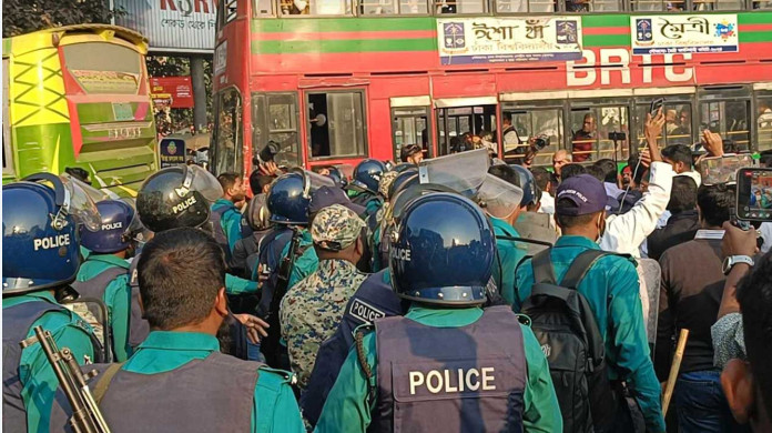 ব্যারিকেড ভেঙে সচিবালয় অভিমুখে লং মার্চ শুরু শিক্ষার্থীদের