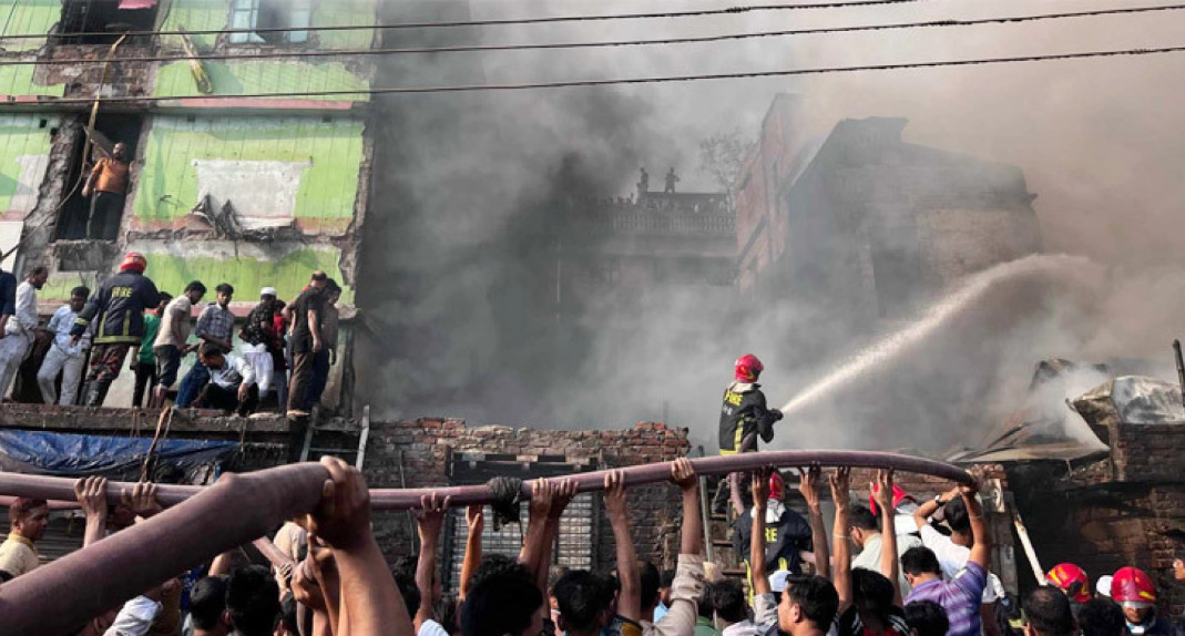 পুরান ঢাকায় আগুন, নিয়ন্ত্রণে ফায়ার সার্ভিসের ৮ ইউনিট