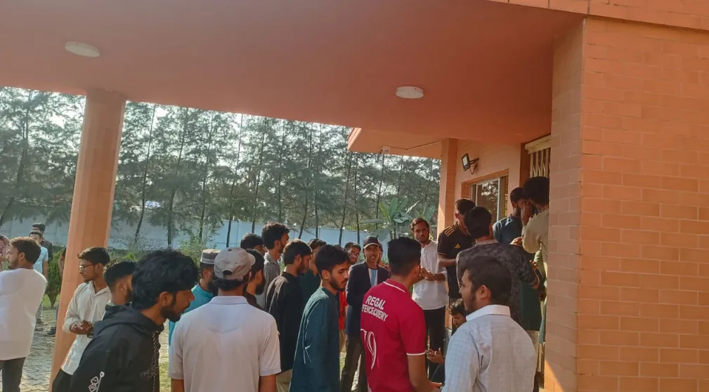 বিশ্ববিদ্যালয়ে উত্তেজনা : গেট ভেঙে ভিসি ভবনে ঢুকলো শিক্ষার্থীরা