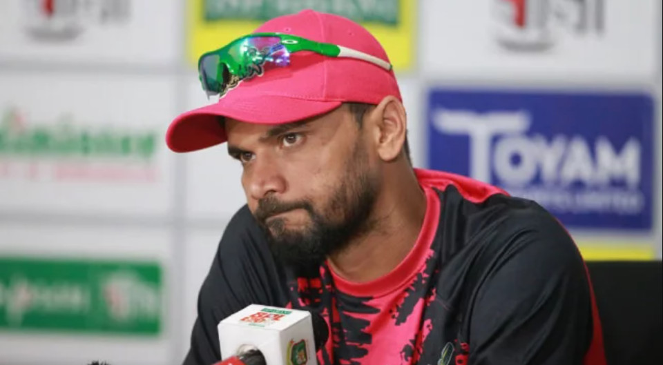হঠাৎ করে ফেসবুকে নতুন বার্তা দিলেন মাশরাফি