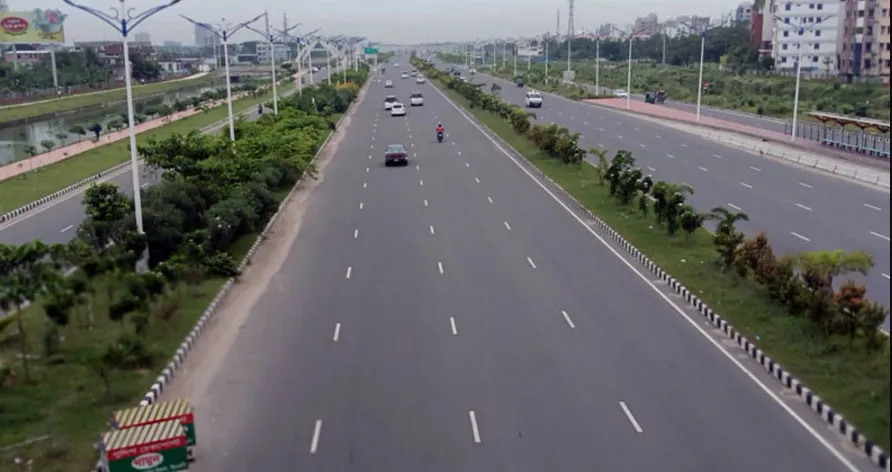 মৃত্যুফাঁদে পরিণত তিন শ ফিট সড়ক