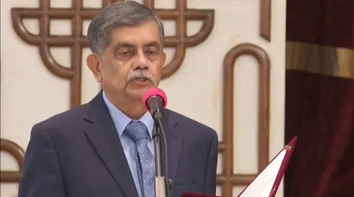 উপদেষ্টা হিসেবে শপথ নিলেন সি আর আবরার