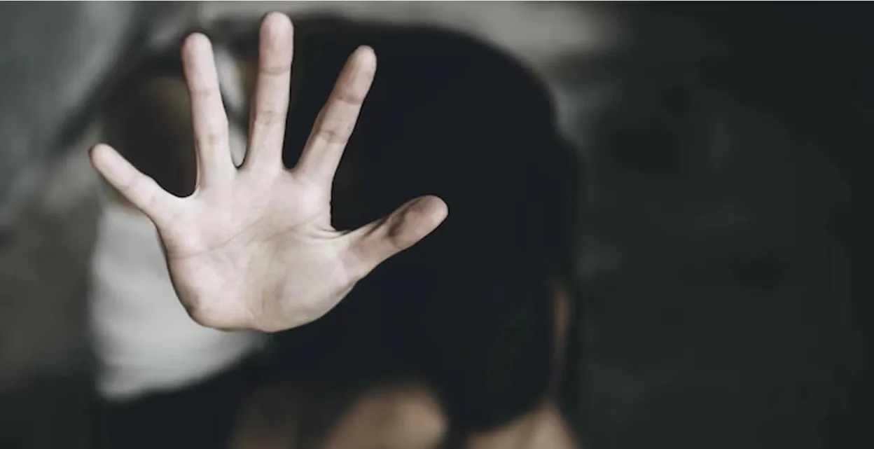 নিজের মেয়েকে ধর্ষণ,যে কৌশলে ধরলেন মা