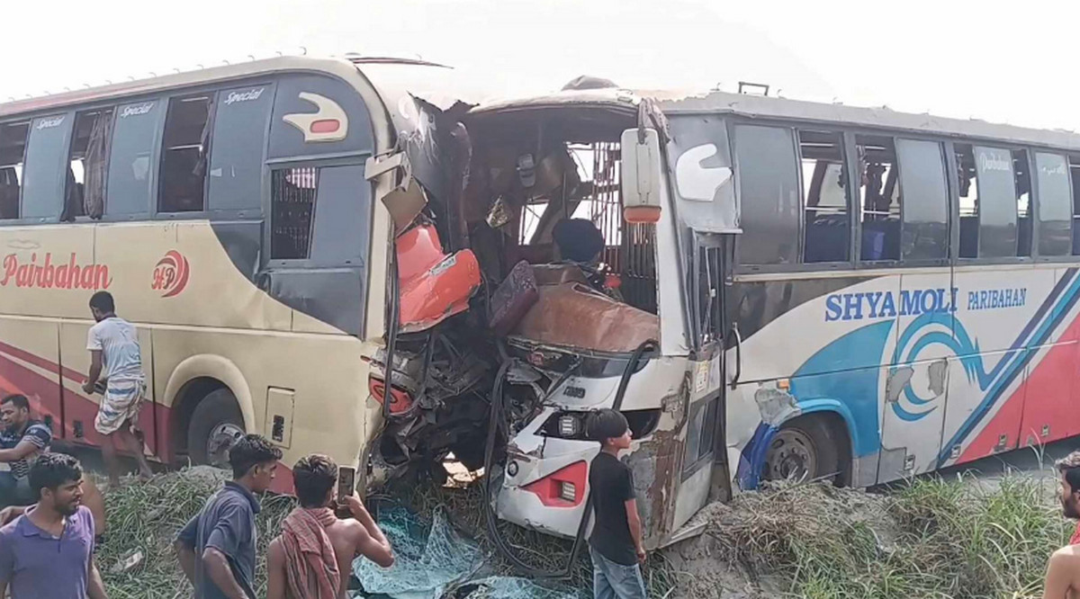 দুই বাসের মুখোমুখি সংঘর্ষ, আহত ২৫