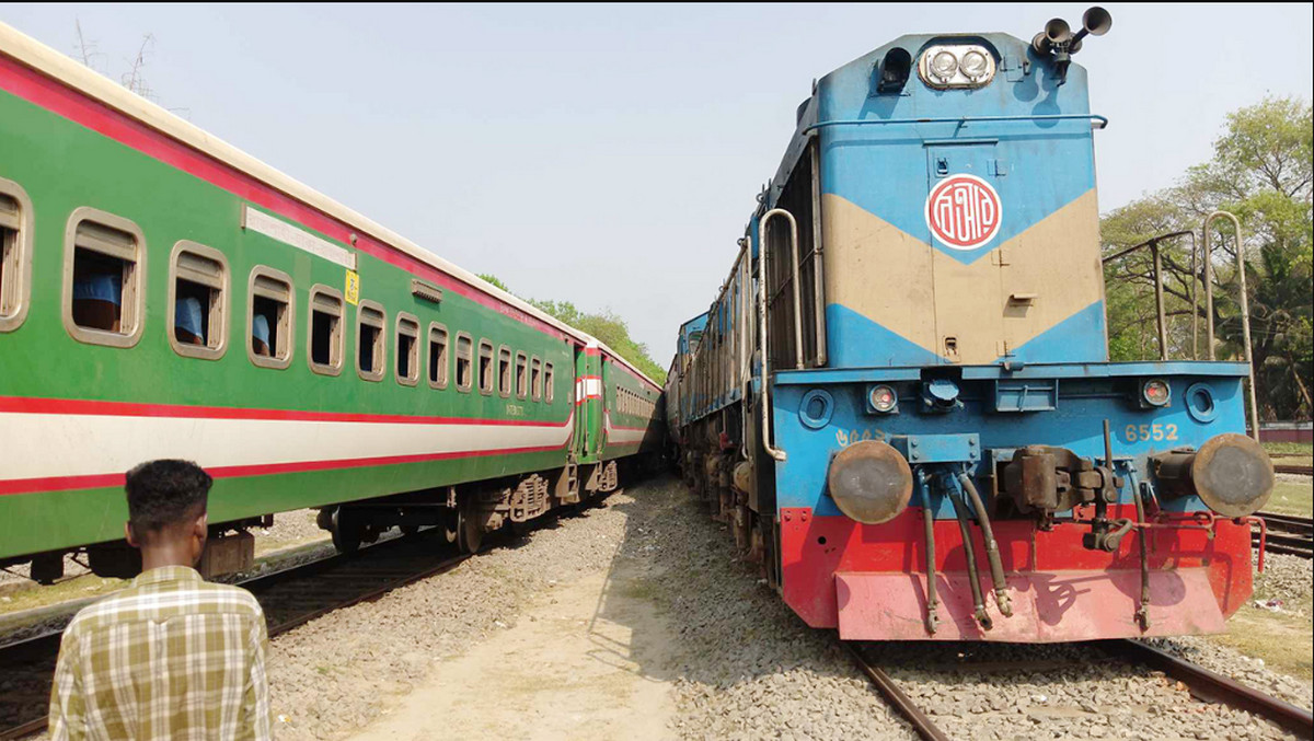 রাজশাহীতে দুই ট্রেনের সংঘর্ষে ট্রেন চলাচল বন্ধ