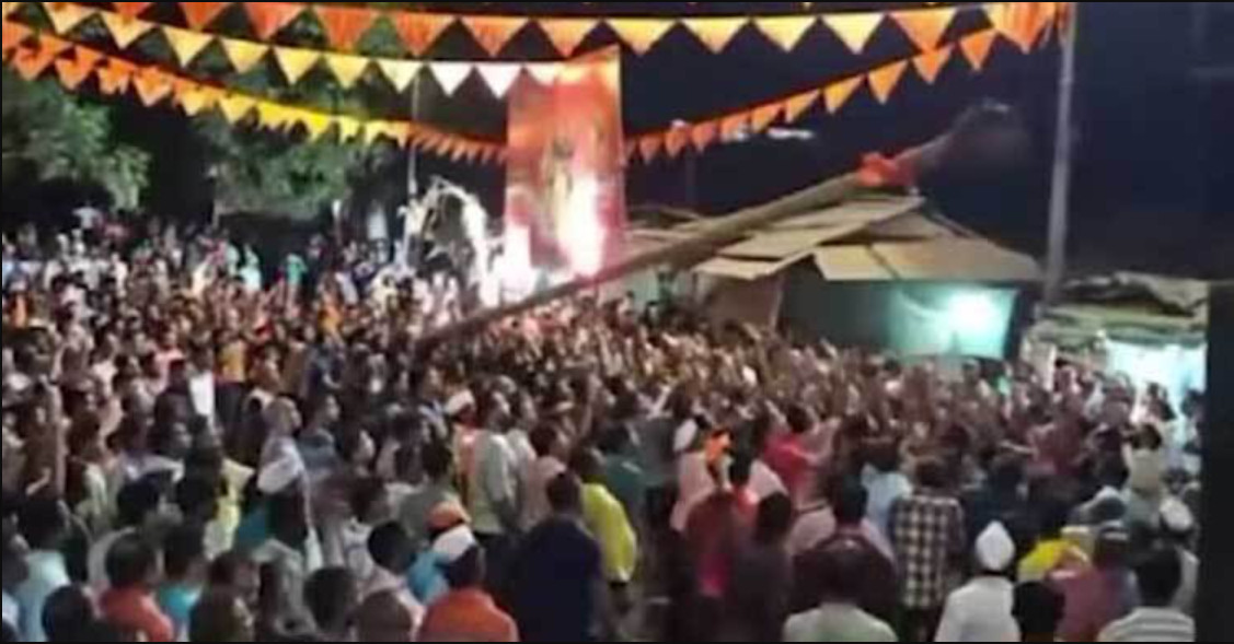 তারাবির সময় মসজিদে হামলা, ঘটনা ঘটলো পুলিশের সামনেই