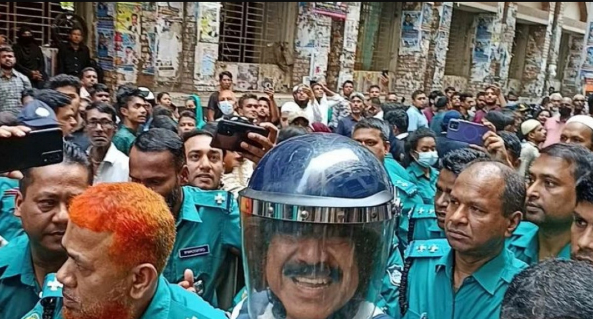 কাঠগড়ায় দাঁড়িয়ে যা বলতে বলতে কাঁদলেন সাবেক মন্ত্রী শাজাহান খান