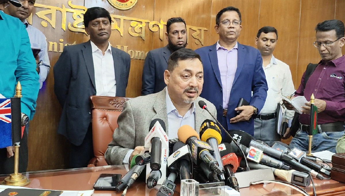 জরুরি অবস্থার গুজব নাকচ করে শান্তির বার্তা দিলেন স্বরাষ্ট্রসচিব