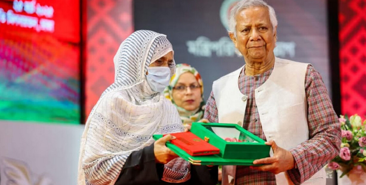 আবরার ফাহাদের আত্মত্যাগের স্বীকৃতি, স্বাধীনতা পুরস্কার গ্রহণ করলেন তার মা